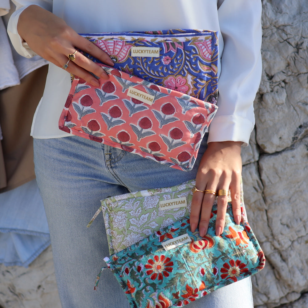 Pochette de voyage verte claire et fleurs blanches
