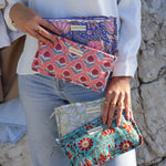 Pochette de voyage verte claire et fleurs blanches