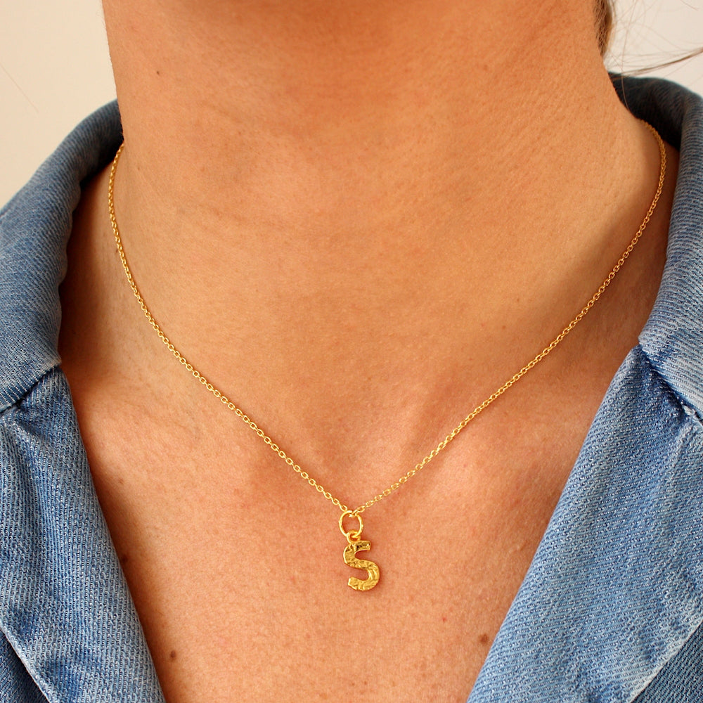 Collier doré lettre martelée - S