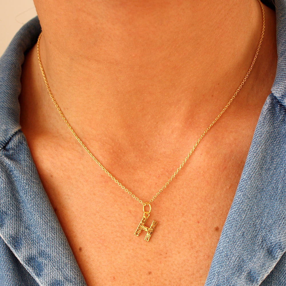 Collier doré lettre martelée - H