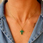 Collier doré pendentif croix pierres carrées