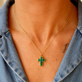 Collier doré pendentif croix pierres carrées