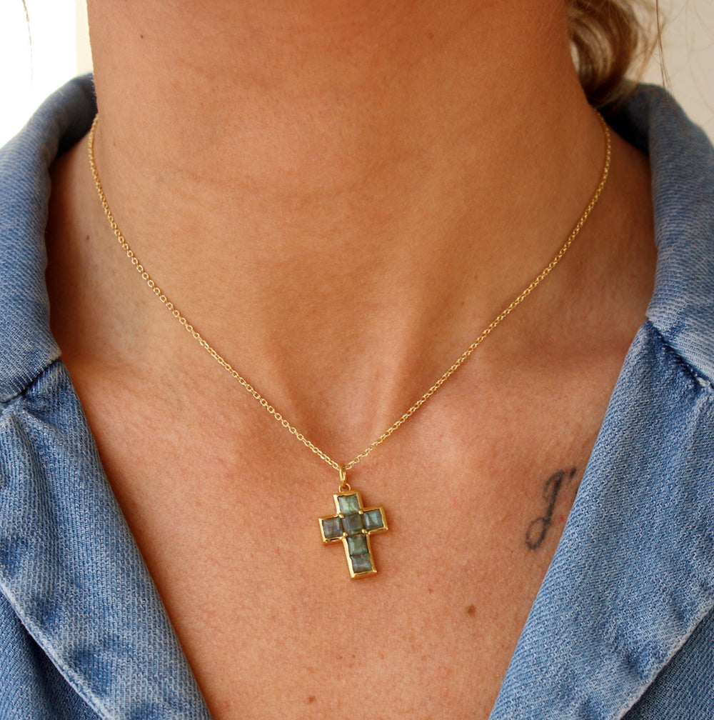 Collier doré pendentif croix pierres carrées