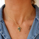 Collier doré pendentif croix pierres carrées