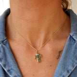 Collier doré pendentif croix pierres carrées