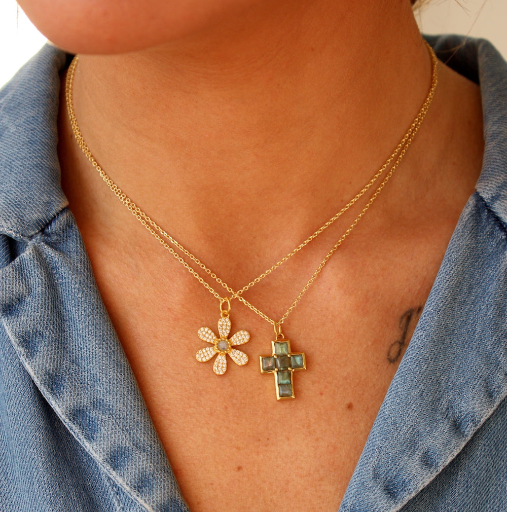 Collier doré pendentif croix pierres carrées