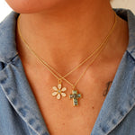 Collier doré pendentif croix pierres carrées