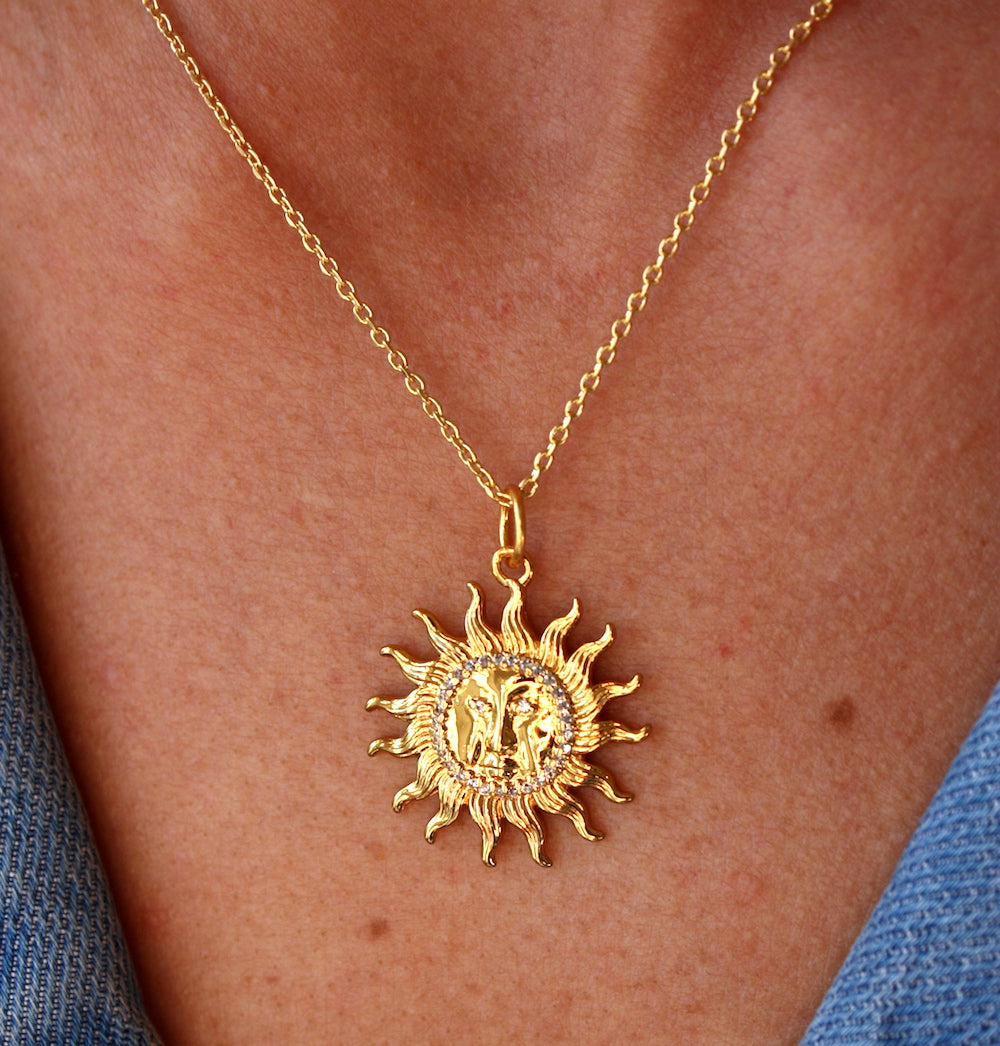 Collier doré médaille soleil visage et zircons - ZIRCON