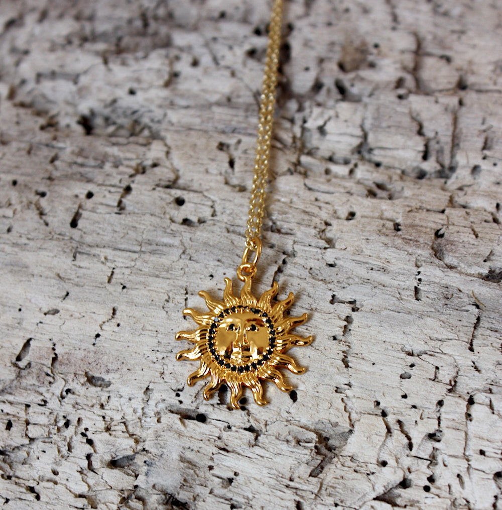 Collier doré médaille soleil visage et zircons - ZIRCON NOIR