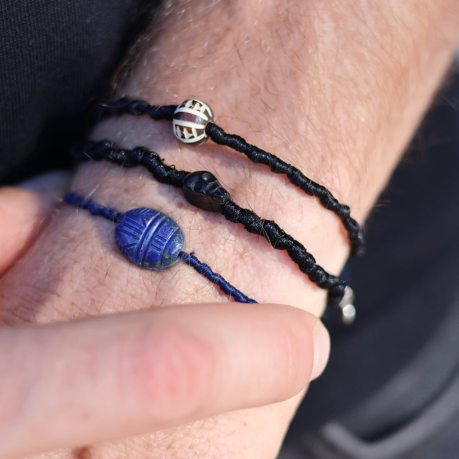 Bracelet tressé bleu marine et perle africaine