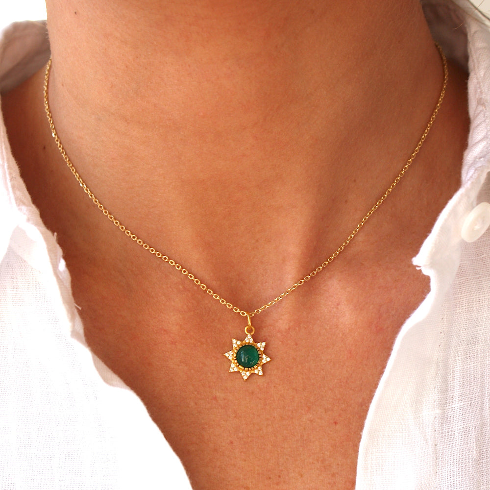 Collier doré soleil zircons et pierre cabochon - ONYX VERTE