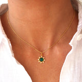 Collier doré soleil zircons et pierre cabochon - ONYX VERTE