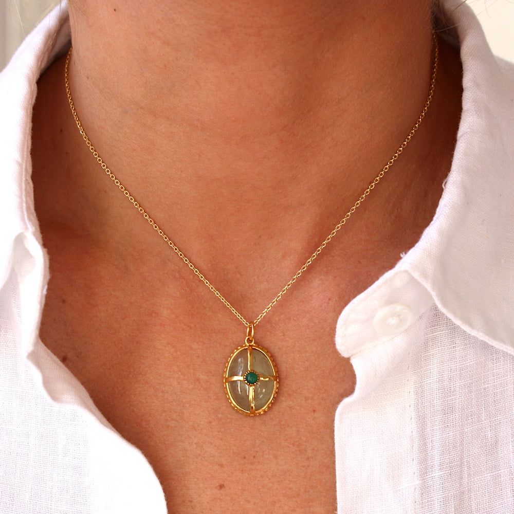 Collier doré pierre cabochon et cage dorée - PREHNITE & ONYX