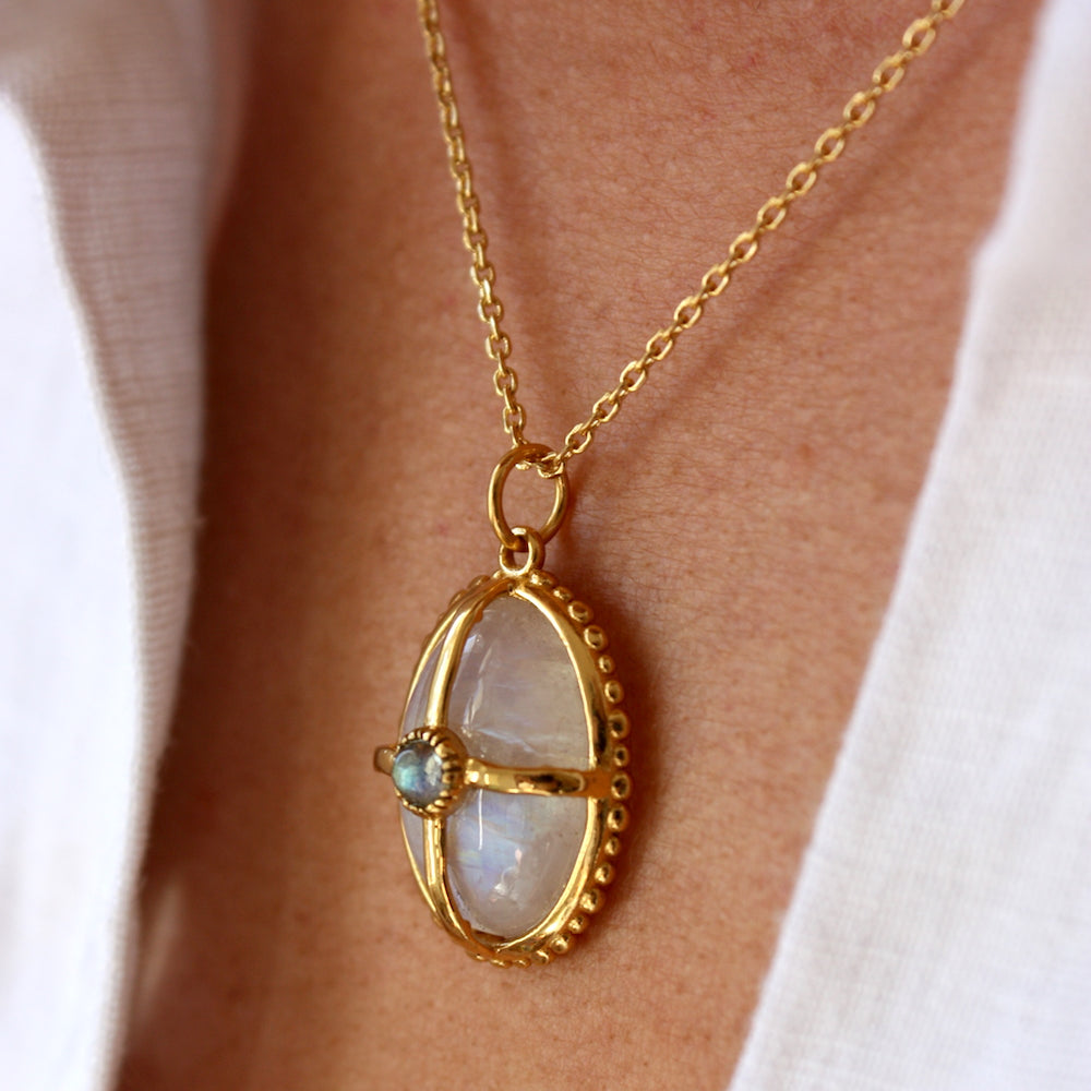 Collier doré pierre cabochon et cage dorée - PIERRE DE LUNE