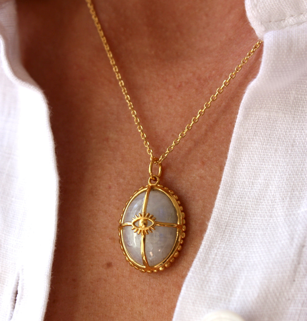 Collier doré cabochon pierre cage dorée et oeil - PIERRE DE