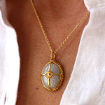 Collier doré cabochon pierre cage dorée et oeil - PIERRE DE