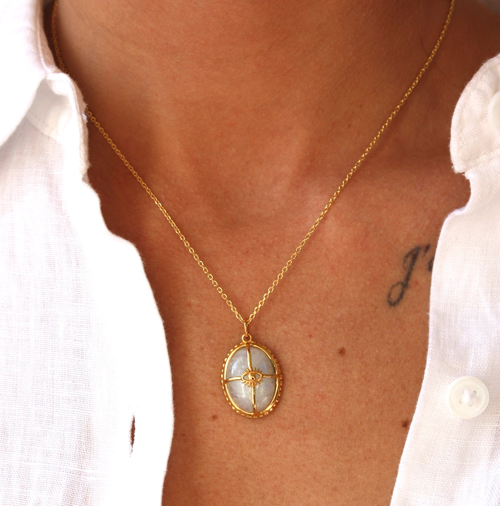 Collier doré cabochon pierre cage dorée et oeil