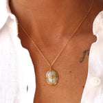 Collier doré cabochon pierre cage dorée et oeil