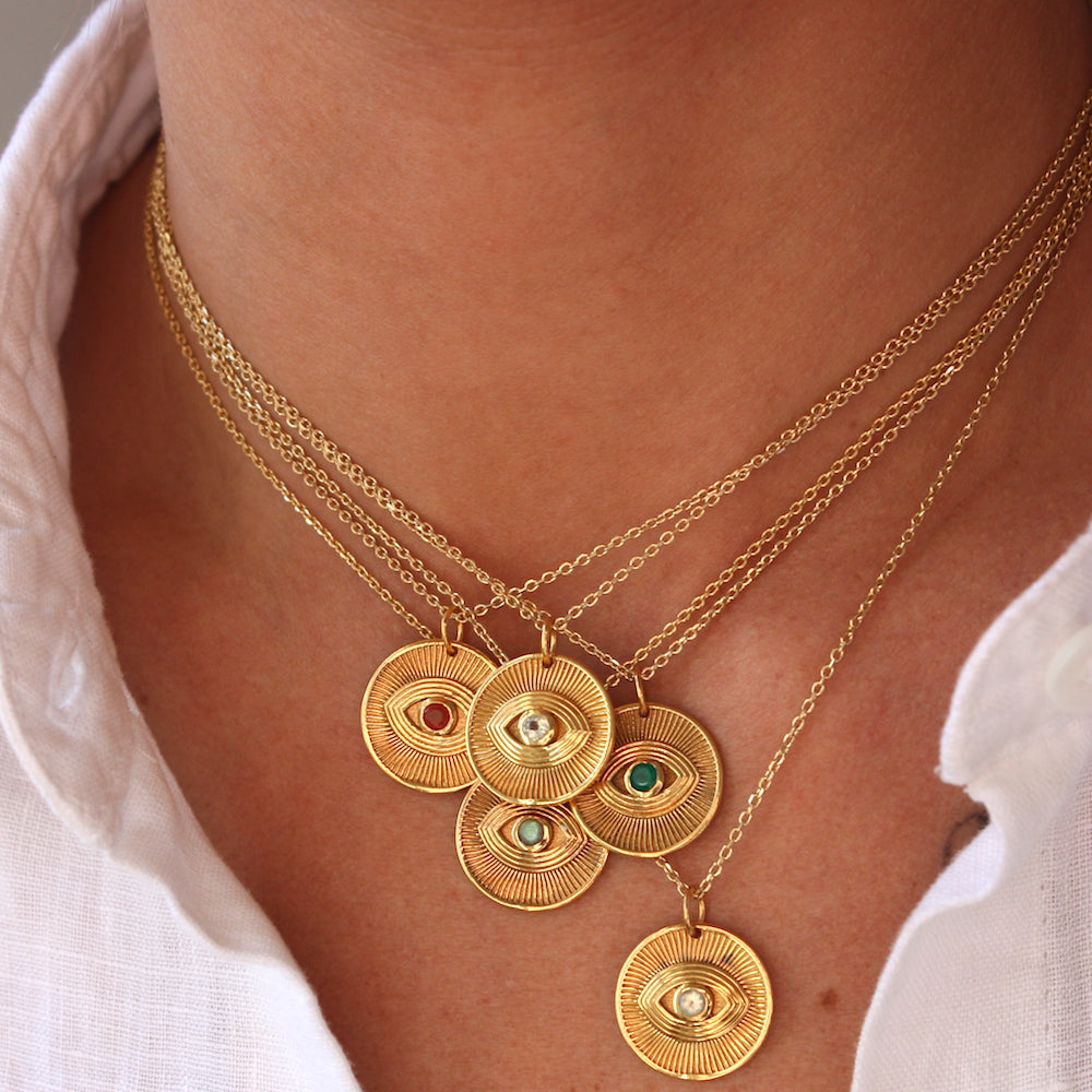 Collier doré médaille oeil texturé et pierre