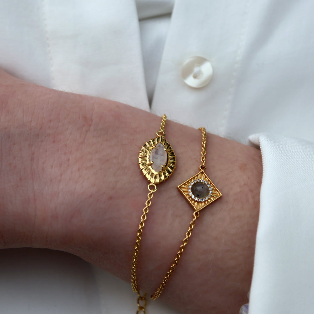 Gold bracelet with striated eye and stone