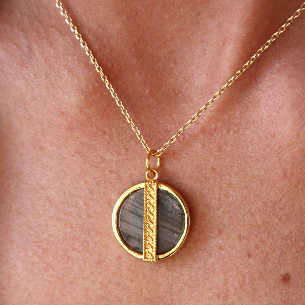 Collier doré médaille pierre sertie