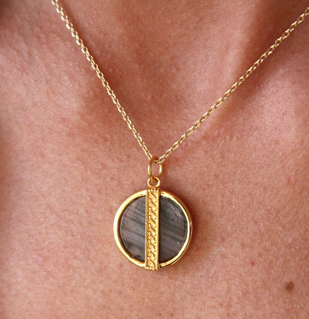 Collier doré médaille pierre sertie