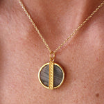 Collier doré médaille pierre sertie