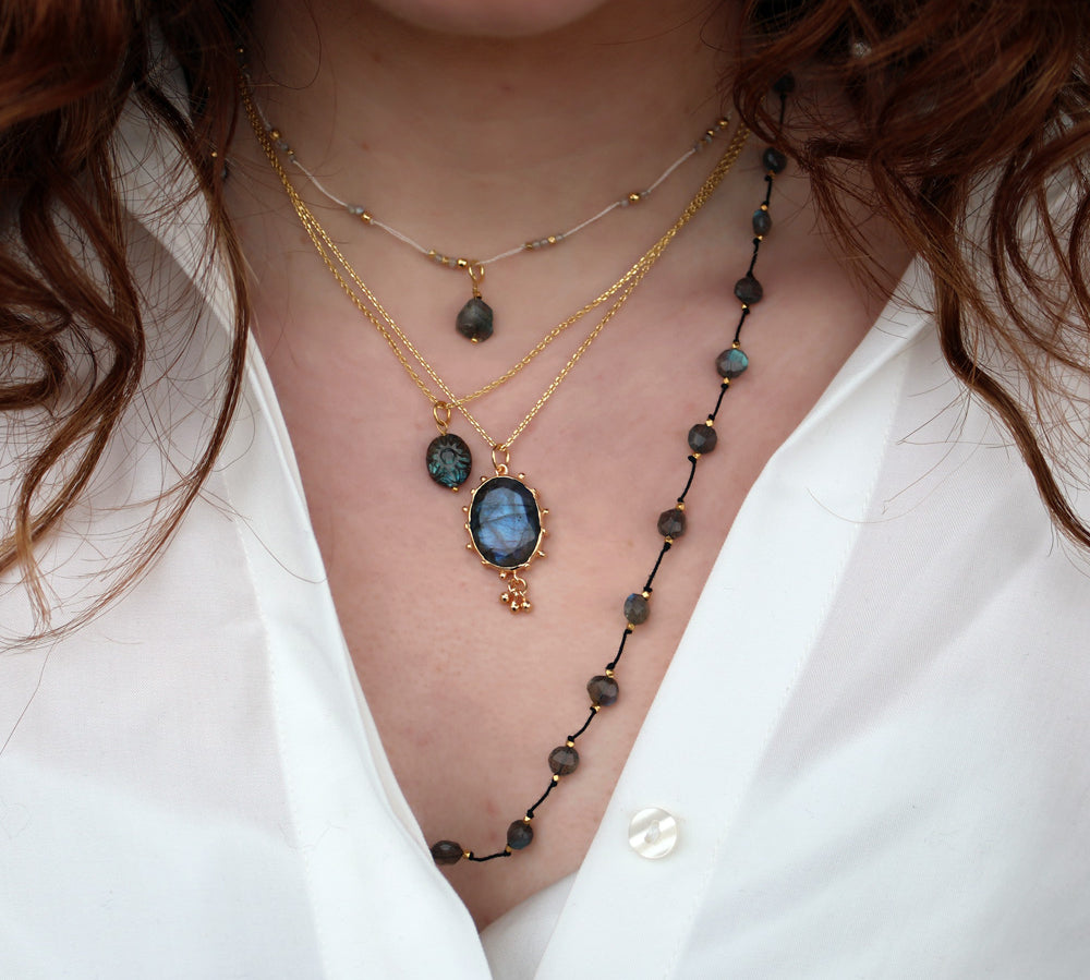 Beige thread and natural stone necklace