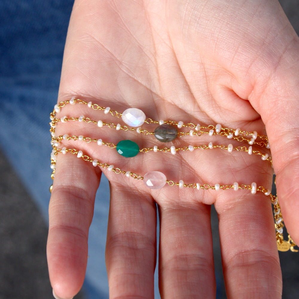 Bracelet doré pierre facettées et petites pierres -