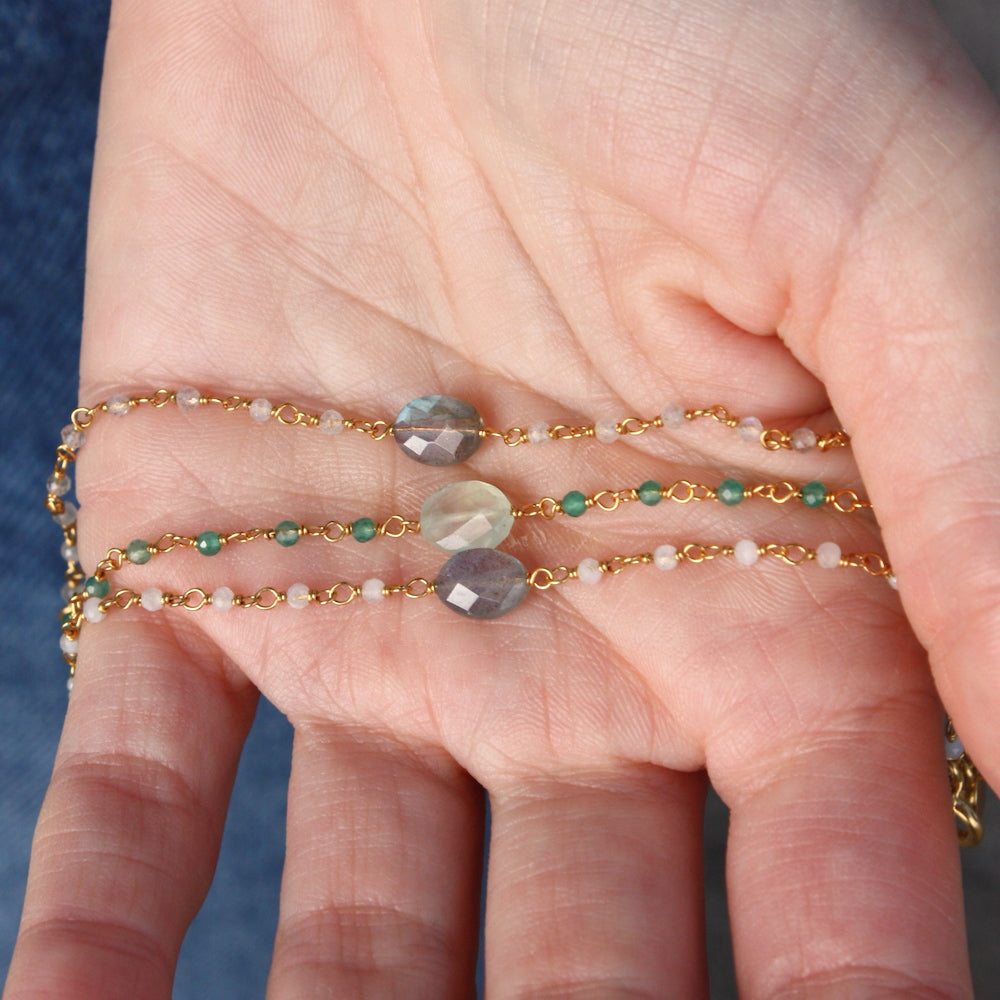 Bracelet doré pierre facettées et petites pierres -