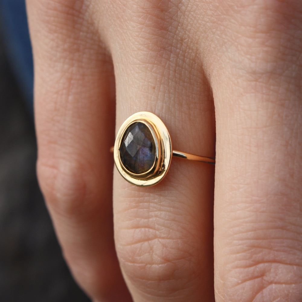 Bague dorée pierre irrégulière