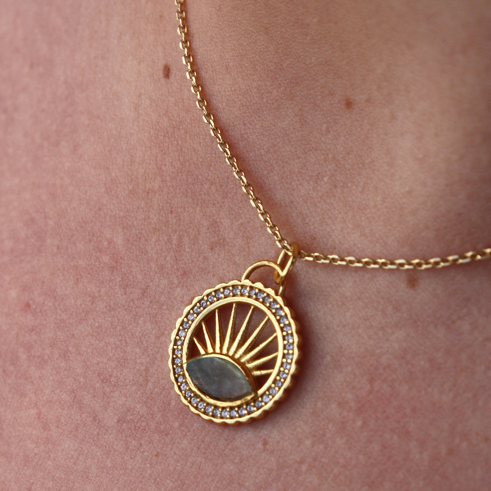 Collier doré médaille ajourée soleil et pierre - LABRADORITE
