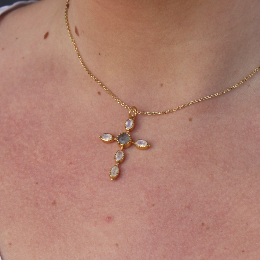 Collier doré croix gipsy pierres