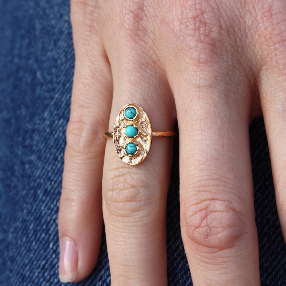 Bague dorée martelée ovale et trio de pierres - 50 /