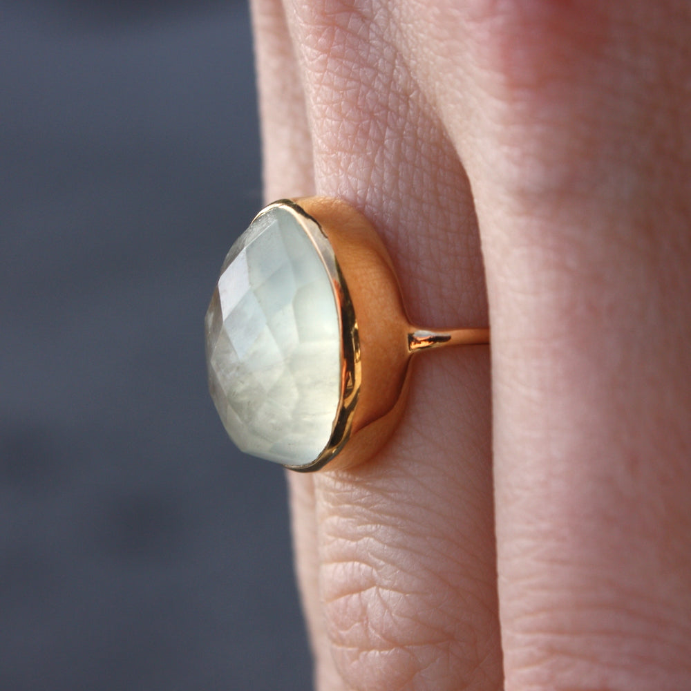 Bague dorée pierre facettée