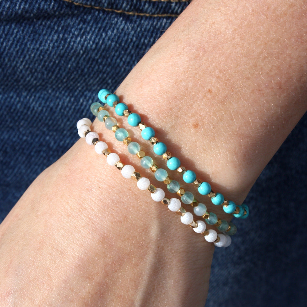 Bracelet perles dorées et pierres facettées
