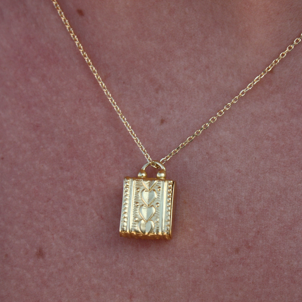 Collier doré et boite porte bonheur