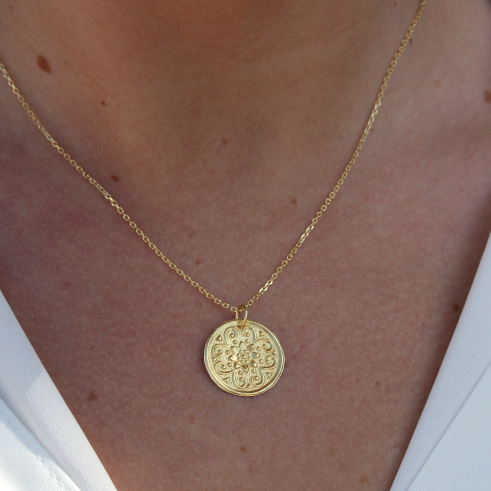 Collier doré et médaille fleur estampillée
