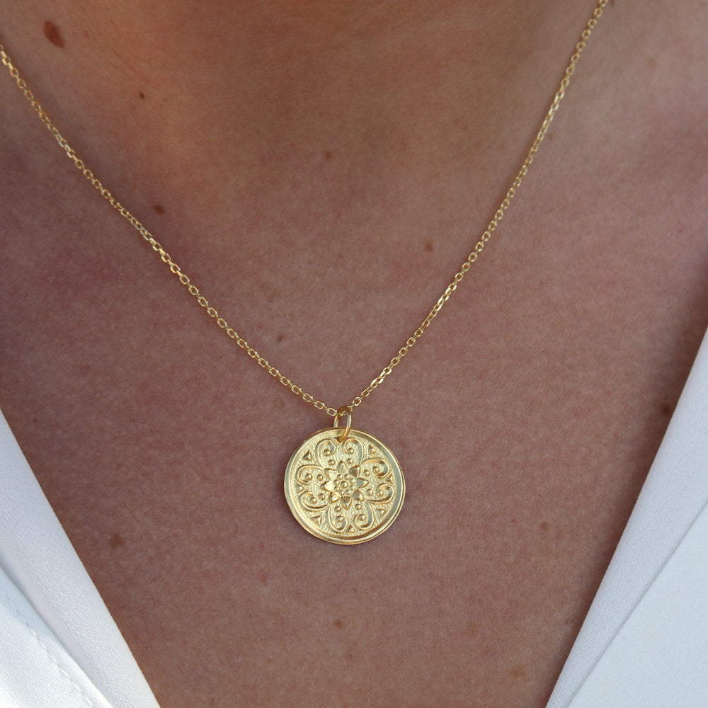 Collier doré et médaille fleur estampillée