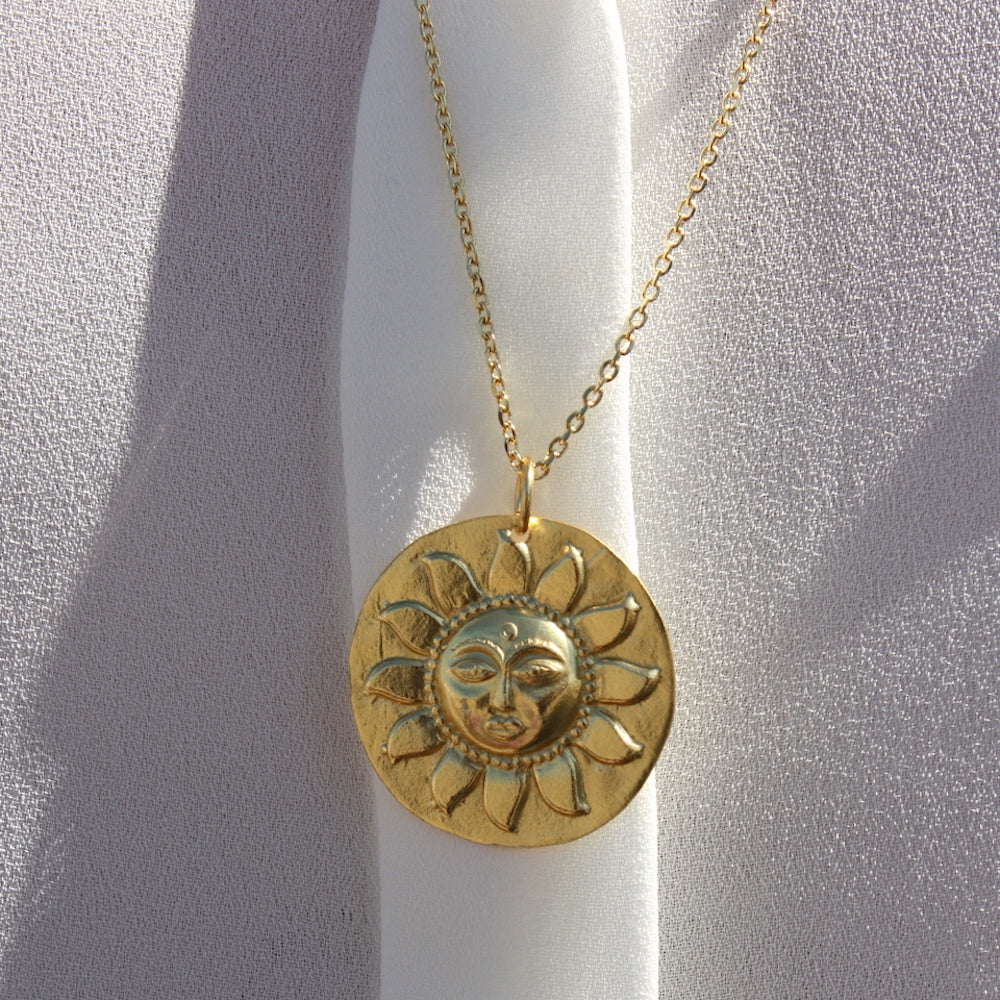 Collier doré et médaille mate soleil estampillé