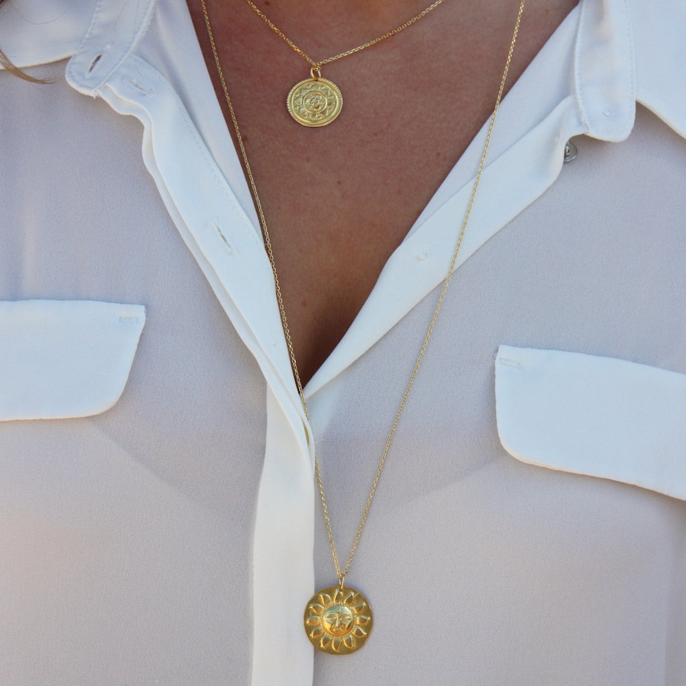 Collier doré et médaille mate soleil estampillé