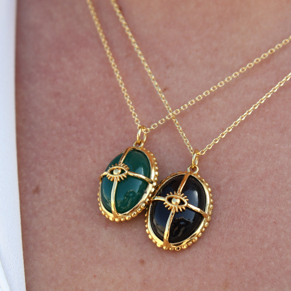 Collier doré cabochon pierre cage dorée et oeil - ONYX VERTE