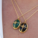 Collier doré cabochon pierre cage dorée et oeil - ONYX VERTE