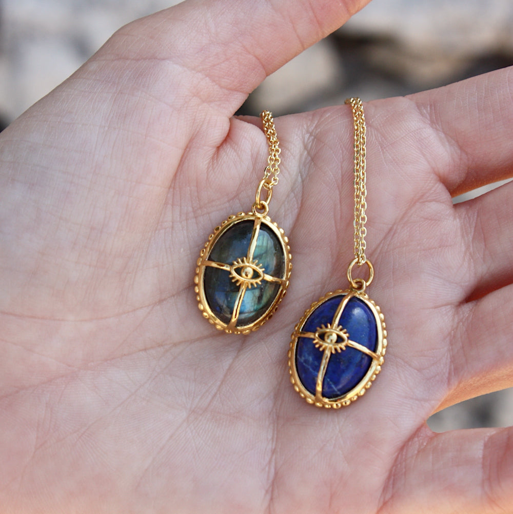 Collier doré cabochon pierre cage dorée et oeil