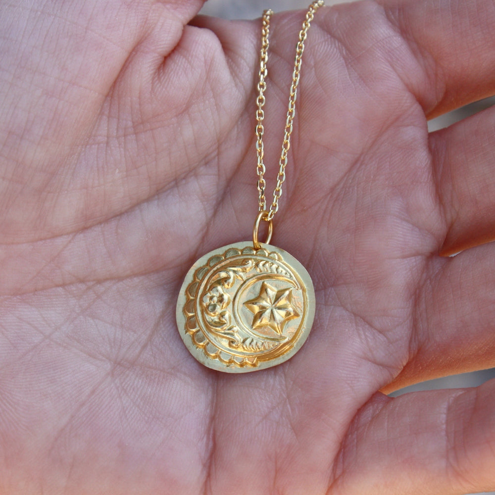 Collier doré médaille lune et étoile