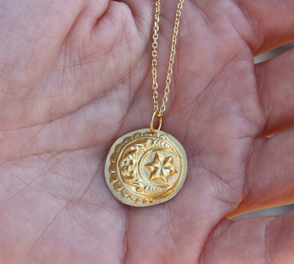 Collier doré médaille lune et étoile