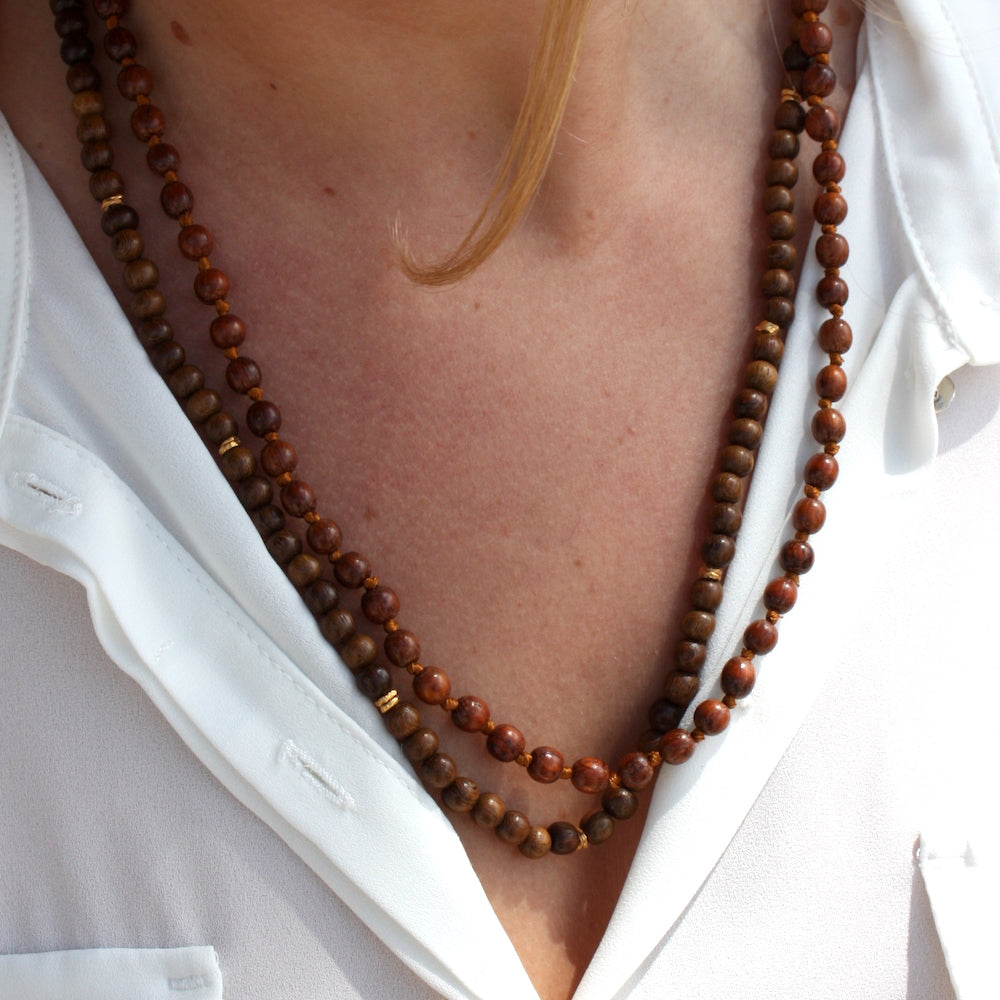 Collier perles bois sombre et disques dorés