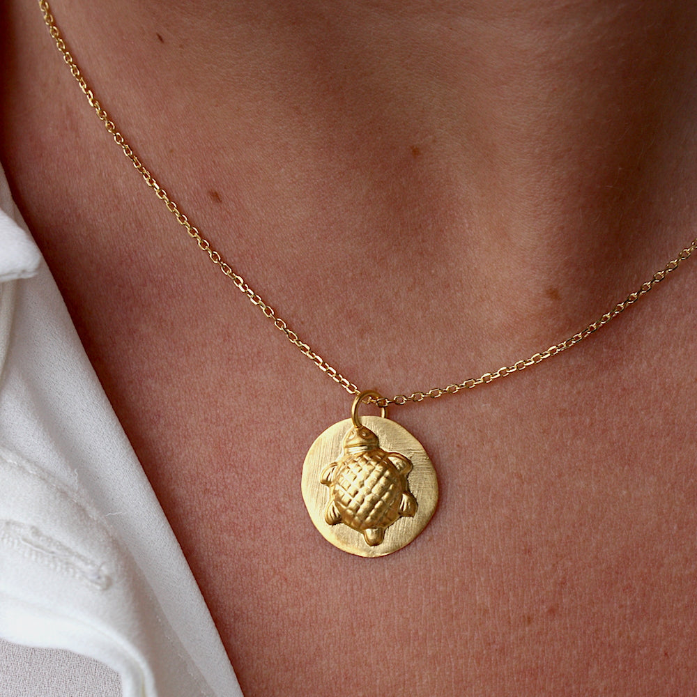 Collier doré et pendentif mate tortue estampillée