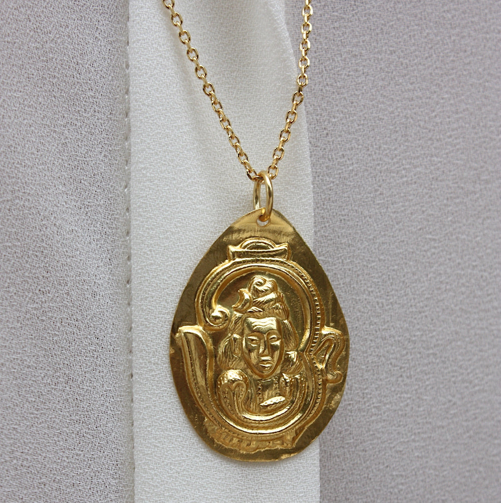 Collier doré et médaille divinité indienne