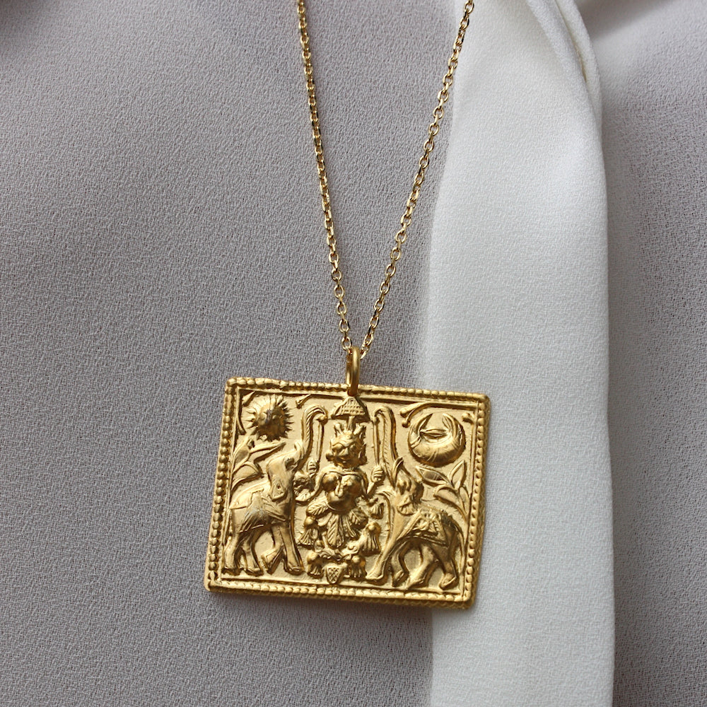 Collier doré et plaque mate divinité indienne